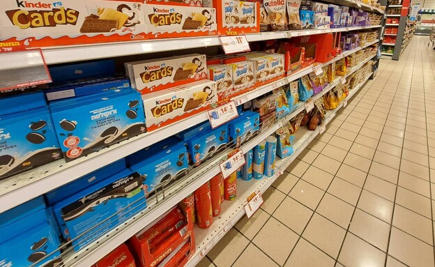 עוגיות של המותג הפרטי של רמי לוי לצד עוגיות של ספקיות מזון חיצוניו