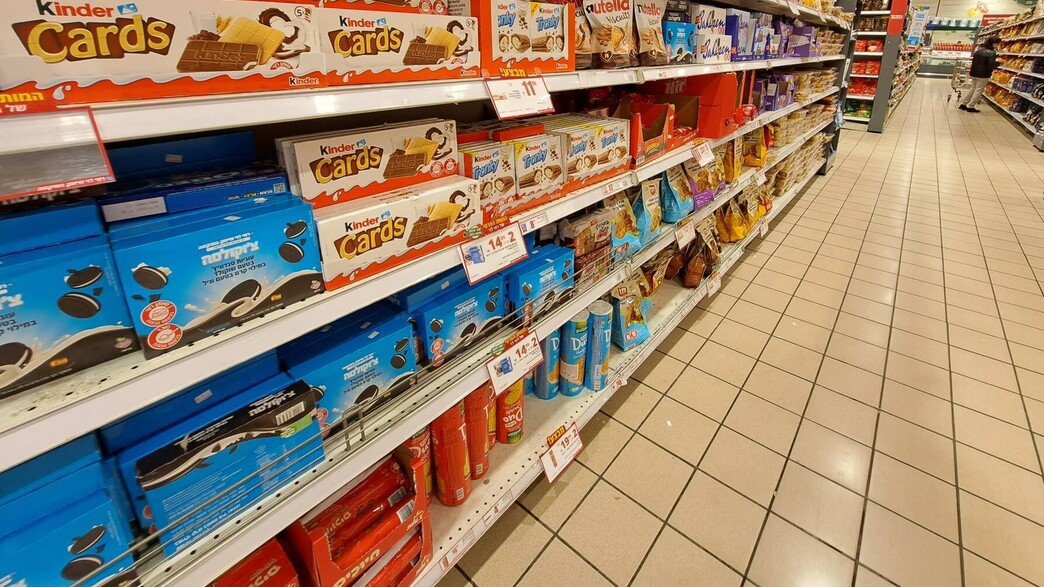 עוגיות של המותג הפרטי של רמי לוי לצד עוגיות של ספקיות מזון חיצוניו