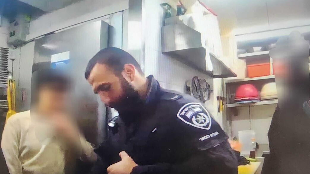 פשיטה על פלאפל גבאי בתל אביב