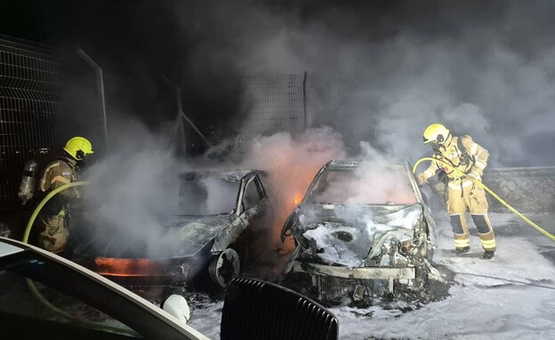 רכבים הוצתו בלהבים