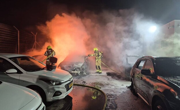 רכבים הוצתו בלהבים