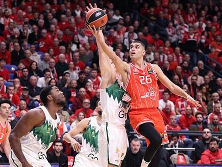 ההיכל נצבע אדום, לראשונה אי פעם ביורוליג (אלן שיבר)