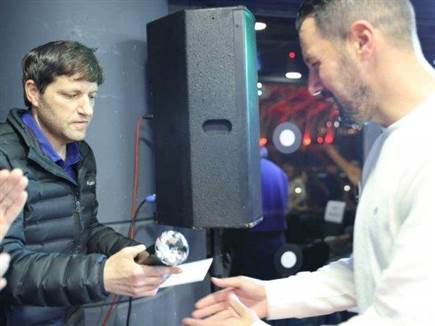 הפרס שקיבל עומר פרץ מראש העיר (צילום: ספורט 5)