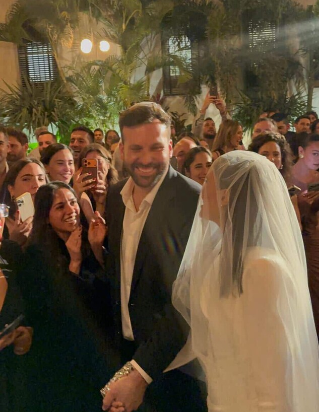 דוד, הבן של לאה שנירר, מתחתן