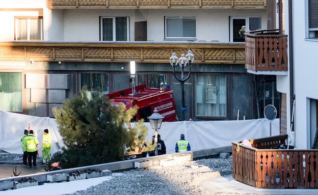 פיצוץ ושרפה בבר באתר הסקי קרנס-מונטנה באלפים פיצוץ ושרפה בבר באתר הסקי קרנס-מונטנה באלפים