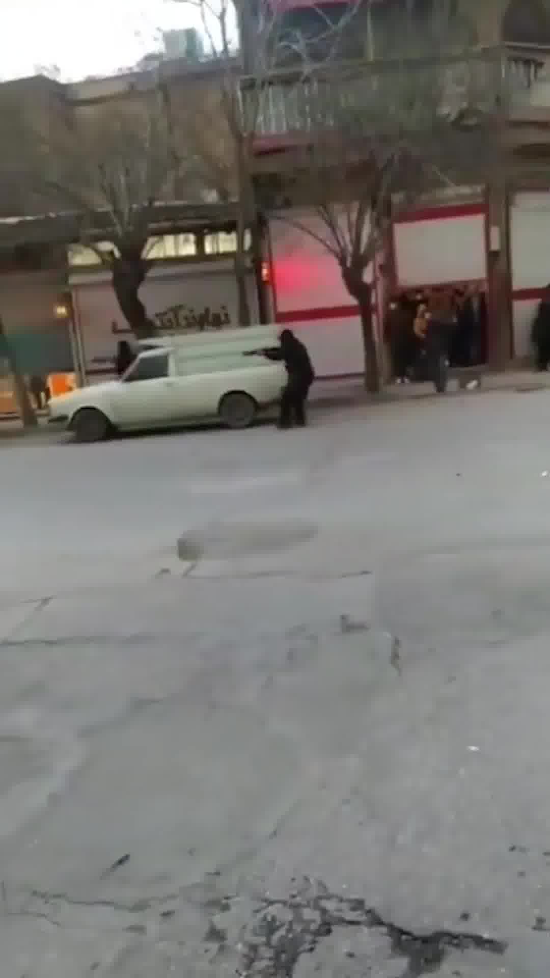 ירי של כוחות הביטחון באיראן לעבר מפגינים בנהוואנד, מחוז המדאן