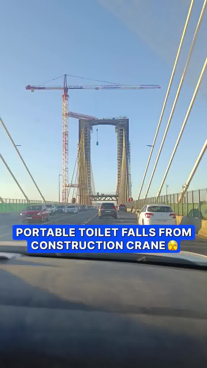 לא משהו מוזר, רק שירותים כימיים שנופלים מהשמיים