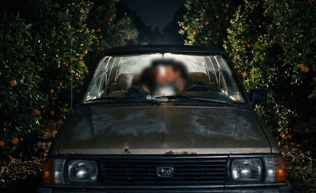 זוג מתנשק ברכב