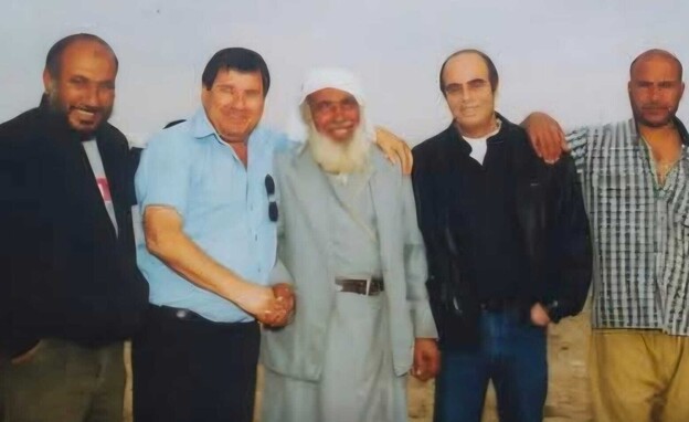 פיני בדש יחד עם מנהיגי השבט בתקופת העתקתו