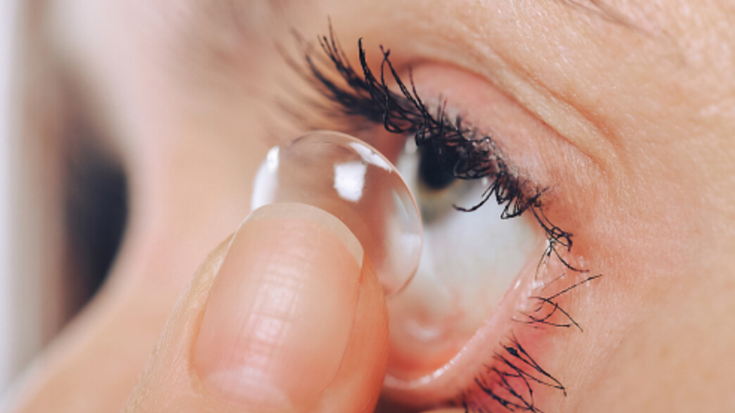אישה מרכיבה עדשות מגע אישה מרכיבה עדשות מגע