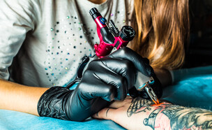 עושה קעקוע (צילום: Shutterstock, מעריב לנוער)