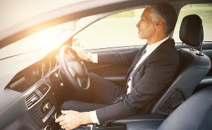 רכב יוקרה (צילום: vectorfusionart, Shutterstock)