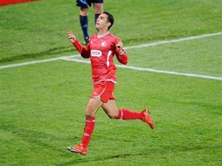 זהבי אחרי השער נגד ליון במדי הפועל ת&ldquo;א (getty)