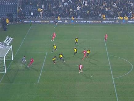 פסל את השער של הפועל בצד אחד