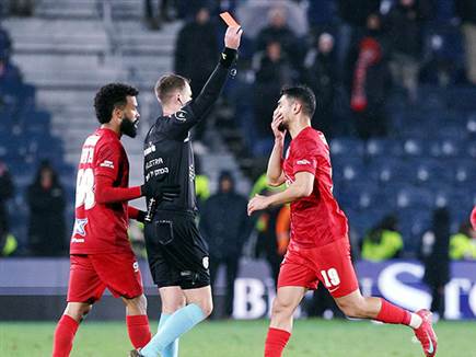 ומחמיד הורחק ממש בשניות האחרונות בעקבות אגרוף לחזהו של גיל כהן (אלן שיבר)