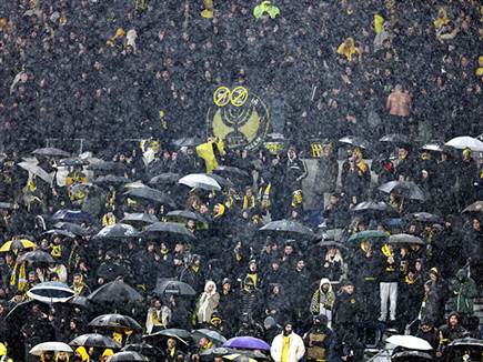 לעיני עשרות אלפי האוהדים שהגיעו גם במזג אוויר לא מזמין (אלן שיבר)