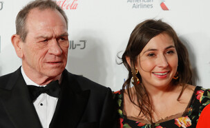 טומי לי ג'ונס ובתו ויקטוריה (צילום: GETTY IMAGES)