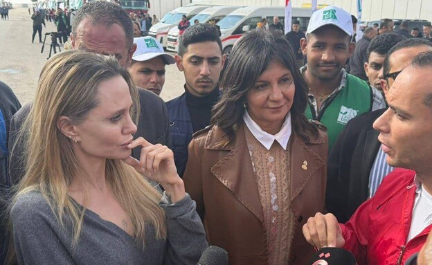 אנג'לינה ג'ולי במעבר רפיח