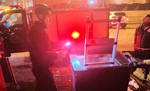 אישה חולצה מבור של פח מוטמן בבאר שבע (צילום: דוברות כבאות והצלה לישראל | מחוז דרום)