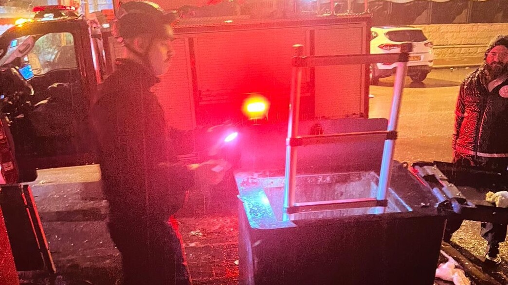 אישה חולצה מבור של פח מוטמן בבאר שבע