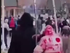 מיידים אבנים ומציתים מדורה: העימותים באיראן נמשכים