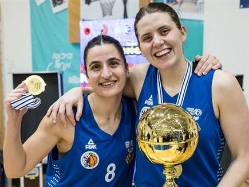 (עודד קרני, מנהלת הליגה לנשים) (צילום: ספורט 5)