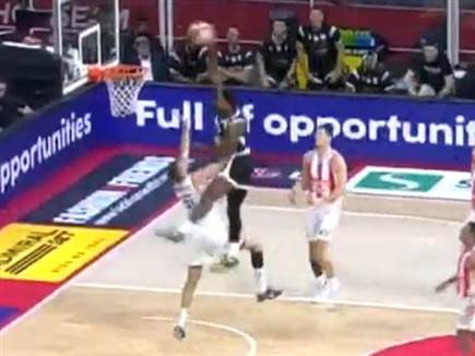 הוא קולע גם סלים כאלה (צילום מסך) (צילום: ספורט 5)