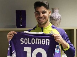 "לא רוצים אותך בפירנצה". סולומון (מתוך הרשתות של פיורנטינה) (צילום: ספורט 5)