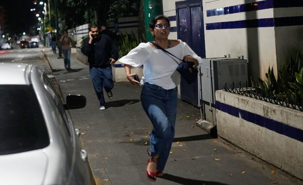 אזרחים בורחים בזמן המתקפה על קראקס