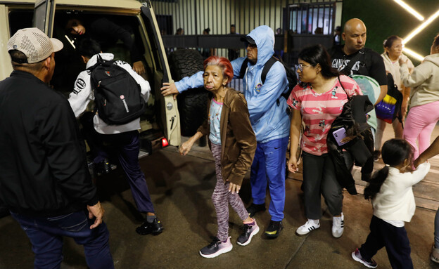 אזרחים בורחים בזמן המתקפה על קראקס