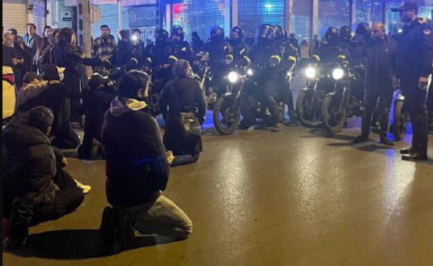 איראן: מפגינים במשהד כורעים ברך