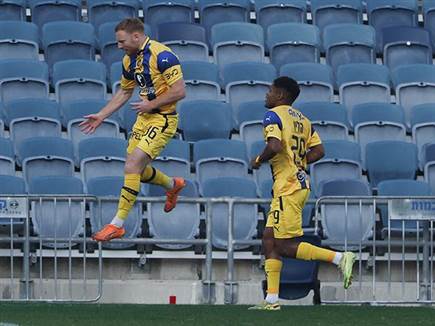 שחר חוגג אחרי הפנדל (דני מרון)