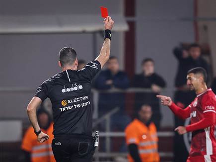 סכנין ספגה כרטיס אדום (צילום: מאור אלקסלסי)