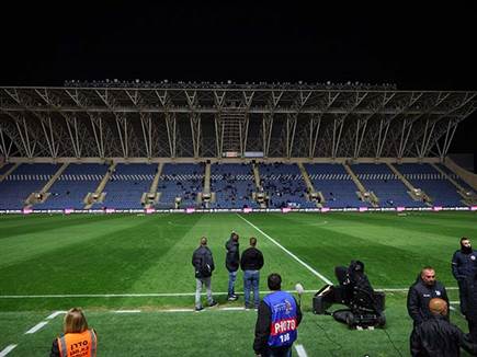 האצטדיון החשוך (אודי ציטיאט)