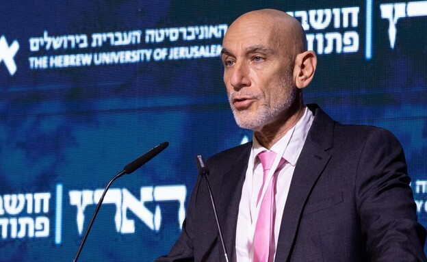 אלוף בן, עורך עיתון הארץ