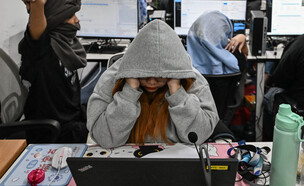 עובדי משרד בפיליפינים (צילום: JAM STA ROSA, AFP via Getty Images)