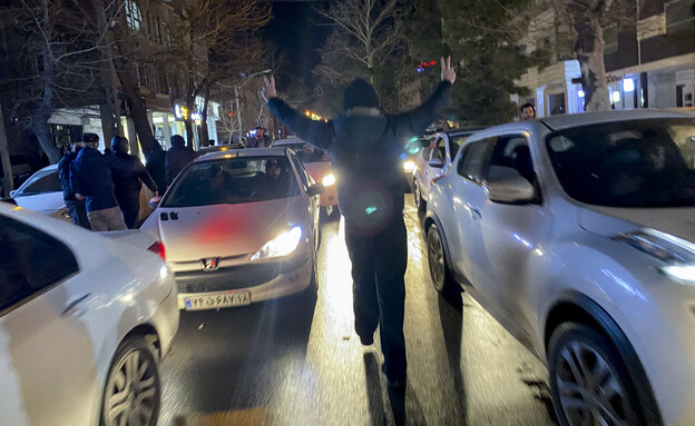 מפגינים באיראן נגד המשטר