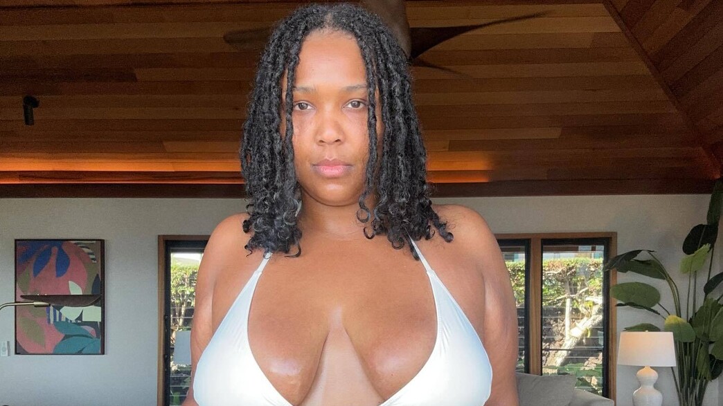 ליזו בבגד ים לבן