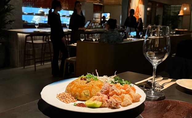 פאד תאי עם קריספי קלמרי בתוך חביתה. סורין סביון פאד תאי עם קריספי קלמרי בתוך חביתה. סורין סביון