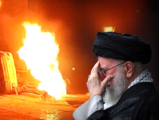 באיראן מודים: המשטר נדחק למצב הישרדותי בגלל המחאות