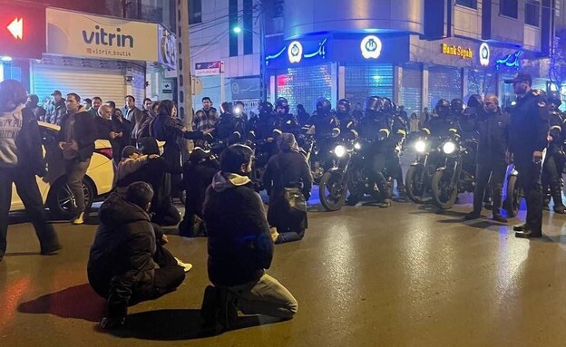 מפגינים באיראן נגד המשטר מפגינים באיראן נגד המשטר