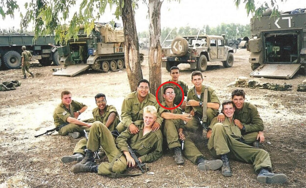 גיא חבר יחד עם חבריו לפלוגה לפני שנעלם