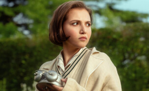 מיה מקנה-ברוס, "שבעת המחוגים של אגתה כריסטי" (צילום: Simon Ridgway/Netflix, יחסי ציבור)