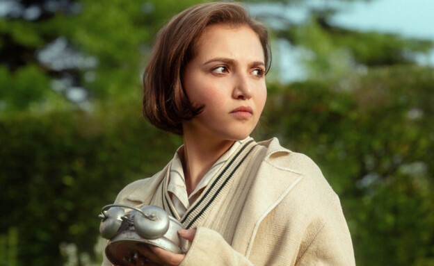 מיה מקנה-ברוס, "שבעת המחוגים של אגתה כריסטי" (צילום: Simon Ridgway/Netflix, יחסי ציבור)