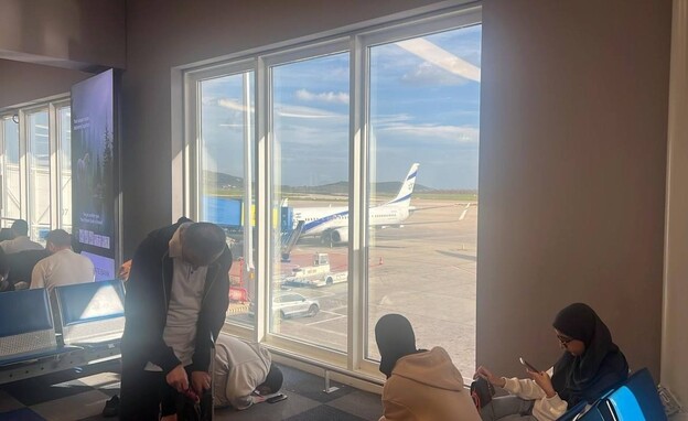 נוסעים מורדים ממטוס שיועד לטוס ליוון