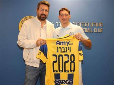 ויינברג וסוכנו אדם קידן (מכבי ת&ldquo;א) (צילום: ספורט 5)