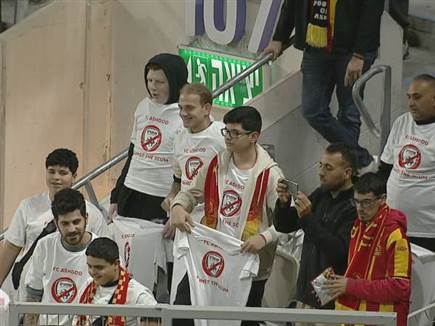 חלק מאוהדי אשדוד עם חולצות המחאה (צילום: ספורט 5)