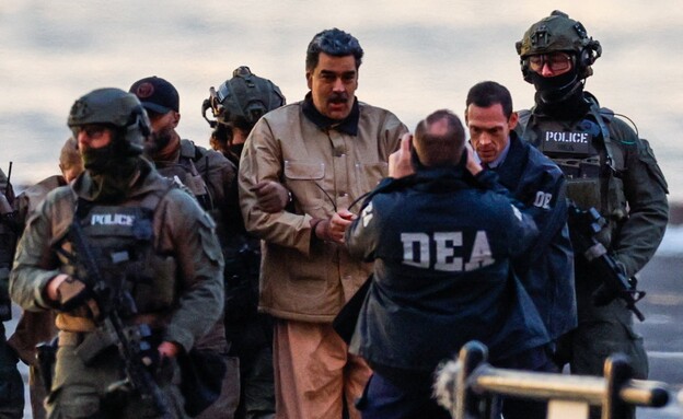 מדורו מובל באזיקים לבית המשפט בניו יורק