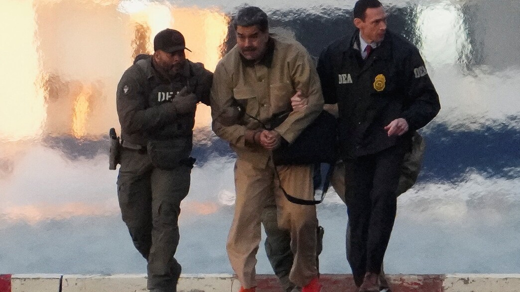 מדורו מובל באזיקים לבית המשפט בניו יורק מדורו מובל באזיקים לבית המשפט בניו יורק