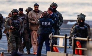 מדורו מובל באזיקים לבית המשפט בניו יורק (צילום: Reuters)